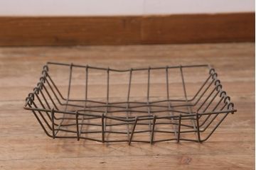 アンティーク雑貨　昭和中期　古い質感が味わい深いアイアン製のカゴ(鉄カゴ、小物入れ)(R-042295)