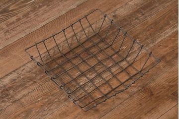 アンティーク雑貨　昭和中期　古い質感が味わい深いアイアン製のカゴ(鉄カゴ、小物入れ)(R-042295)