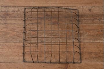 アンティーク雑貨　昭和中期　古い質感が味わい深いアイアン製のカゴ(鉄カゴ、小物入れ)(R-042295)