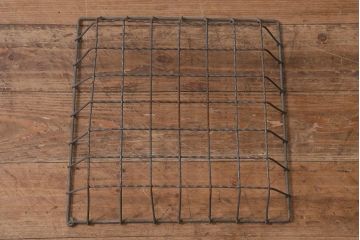 アンティーク雑貨　昭和中期　古い質感が味わい深いアイアン製のカゴ(鉄カゴ、小物入れ、ディスプレイ雑貨)(R-042296)