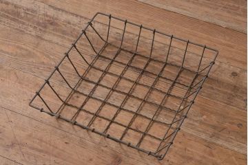アンティーク雑貨　昭和中期　古い質感が味わい深いアイアン製のカゴ(鉄カゴ、小物入れ、ディスプレイ雑貨)(R-042296)