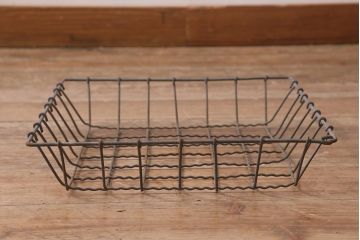 アンティーク雑貨　昭和中期　古い質感が味わい深いアイアン製のカゴ(鉄カゴ、小物入れ、ディスプレイ雑貨)(R-042296)