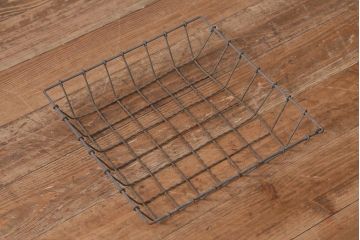 アンティーク雑貨　昭和中期　古い質感が味わい深いアイアン製のカゴ(鉄カゴ、小物入れ、ディスプレイ雑貨)(R-042296)