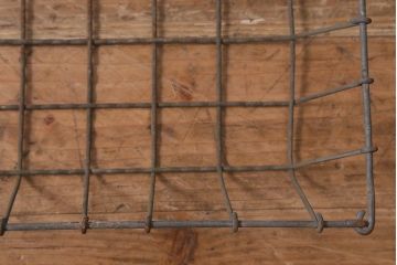 アンティーク雑貨　昭和中期　古い質感が味わい深いアイアン製のカゴ(鉄カゴ、小物入れ、ディスプレイ雑貨)(R-042296)