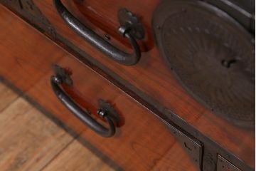 アンティーク家具　明治大正期　前面ケヤキ材　漆塗り　上品な和の雰囲気漂う相馬箪笥ローボード(ローチェスト、引き出し、衣装箪笥)(R-042298)