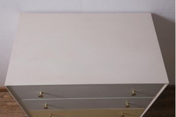 ヴィンテージ家具　北欧ビンテージ　MEREDEW社製　淡いペイントがおしゃれな脚付きチェスト(引き出し)(R-042302)