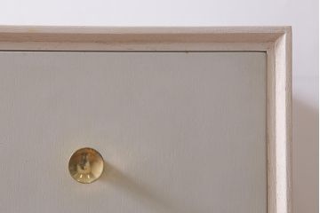 ヴィンテージ家具　北欧ビンテージ　MEREDEW社製　淡いペイントがおしゃれな脚付きチェスト(引き出し)(R-042302)