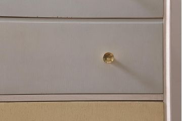 ヴィンテージ家具　北欧ビンテージ　MEREDEW社製　淡いペイントがおしゃれな脚付きチェスト(引き出し)(R-042302)