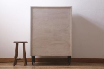 ヴィンテージ家具　北欧ビンテージ　MEREDEW社製　淡いペイントがおしゃれな脚付きチェスト(引き出し)(R-042302)