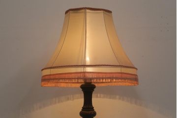 アンティーク照明　イギリスアンティーク　マホガニー材　上品な佇まいが魅力的なフロアスタンド(照明)(R-042303)