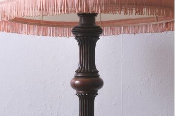 アンティーク照明　イギリスアンティーク　マホガニー材　上品な佇まいが魅力的なフロアスタンド(照明)(R-042303)