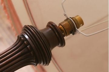 アンティーク照明　イギリスアンティーク　マホガニー材　上品な佇まいが魅力的なフロアスタンド(照明)(R-042303)