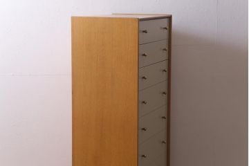 ヴィンテージ家具　北欧　G-PLAN(ジープラン)　サニーオーク&チャイニーズホワイト　個性的でおしゃれな7段チェスト(サイドチェスト、引き出し、ビンテージ)(R-042306)