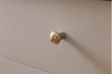 ヴィンテージ家具　北欧　G-PLAN(ジープラン)　サニーオーク&チャイニーズホワイト　個性的でおしゃれな7段チェスト(サイドチェスト、引き出し、ビンテージ)(R-042306)