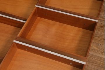 ヴィンテージ家具　北欧　G-PLAN(ジープラン)　サニーオーク&チャイニーズホワイト　個性的でおしゃれな7段チェスト(サイドチェスト、引き出し、ビンテージ)(R-042306)