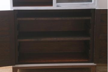 中古　当店リメイク家具　松本民芸家具　ペイント　モールガラス入り　衣装盆と収納棚の2WAY使いができる脚付キャビネット(和タンス、戸棚、収納棚、着物箪笥)(R-042307)