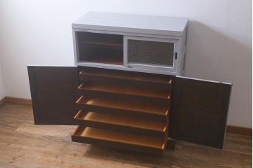 中古　当店リメイク家具　松本民芸家具　ペイント　モールガラス入り　衣装盆と収納棚の2WAY使いができる脚付キャビネット(和タンス、戸棚、収納棚、着物箪笥)(R-042307)