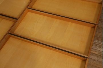 中古　当店リメイク家具　松本民芸家具　ペイント　モールガラス入り　衣装盆と収納棚の2WAY使いができる脚付キャビネット(和タンス、戸棚、収納棚、着物箪笥)(R-042307)
