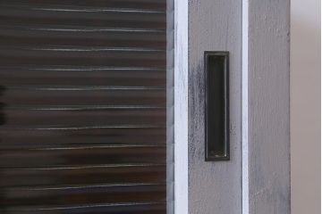 中古　当店リメイク家具　松本民芸家具　ペイント　モールガラス入り　衣装盆と収納棚の2WAY使いができる脚付キャビネット(和タンス、戸棚、収納棚、着物箪笥)(R-042307)