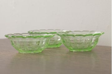 アンティーク雑貨　昭和初期　レトロ　ウランガラス　プレスガラス小鉢3枚セット(小皿)(R-042308)