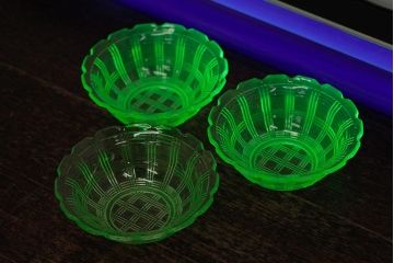 アンティーク雑貨　昭和初期　レトロ　ウランガラス　プレスガラス小鉢3枚セット(小皿)(R-042308)
