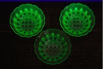 アンティーク雑貨　昭和初期　レトロ　ウランガラス　プレスガラス小鉢3枚セット(小皿)(R-042308)