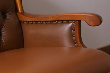 中古　横浜クラシック家具　ダニエル(daniel)　Leona　A-522　重厚さと高級感が魅力的なレオナソファ(3人掛けソファ)(定価約120万円)(R-042324)