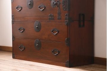 アンティーク家具　明治大正期　前ケヤキ材・共縁　桜丸金具が目を引く上品な佇まいの米沢箪笥(重ね箪笥、衣装箪笥、引き出し)(R-042329)