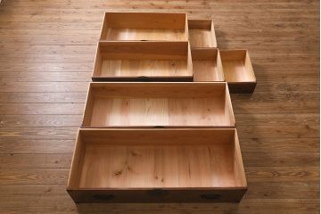 アンティーク家具　明治大正期　前ケヤキ材・共縁　桜丸金具が目を引く上品な佇まいの米沢箪笥(重ね箪笥、衣装箪笥、引き出し)(R-042329)