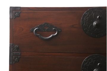 アンティーク家具　明治大正期　前ケヤキ材・共縁　桜丸金具が目を引く上品な佇まいの米沢箪笥(重ね箪笥、衣装箪笥、引き出し)(R-042329)