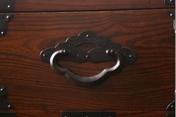 アンティーク家具　明治大正期　前ケヤキ材・共縁　桜丸金具が目を引く上品な佇まいの米沢箪笥(重ね箪笥、衣装箪笥、引き出し)(R-042329)