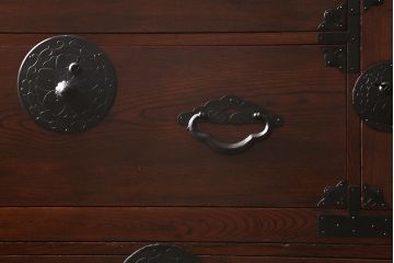 アンティーク家具　明治大正期　前ケヤキ材・共縁　桜丸金具が目を引く上品な佇まいの米沢箪笥(重ね箪笥、衣装箪笥、引き出し)(R-042329)