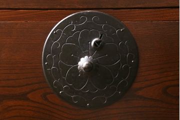 アンティーク家具　明治大正期　前ケヤキ材・共縁　桜丸金具が目を引く上品な佇まいの米沢箪笥(重ね箪笥、衣装箪笥、引き出し)(R-042329)