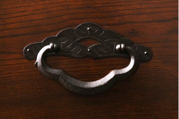 アンティーク家具　明治大正期　前ケヤキ材・共縁　桜丸金具が目を引く上品な佇まいの米沢箪笥(重ね箪笥、衣装箪笥、引き出し)(R-042329)