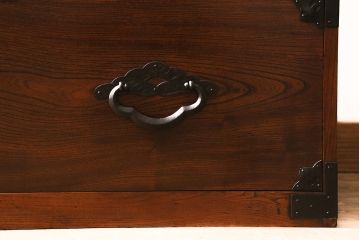 アンティーク家具　明治大正期　前ケヤキ材・共縁　桜丸金具が目を引く上品な佇まいの米沢箪笥(重ね箪笥、衣装箪笥、引き出し)(R-042329)