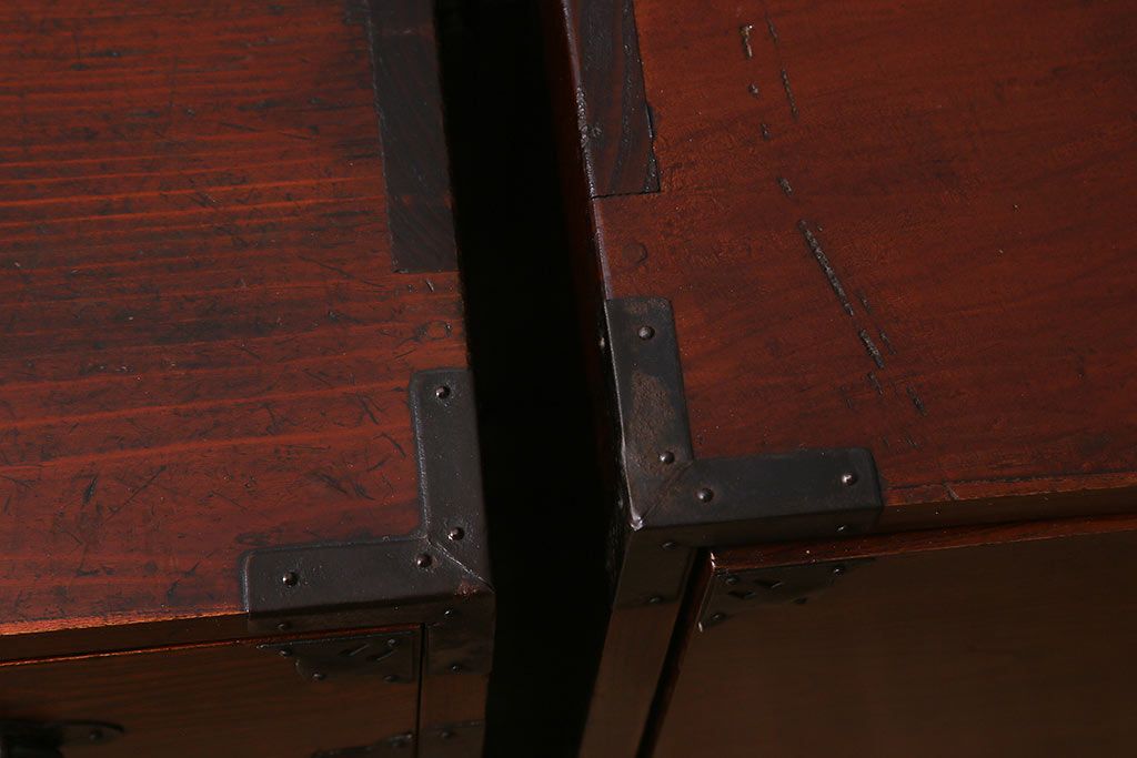 アンティーク家具　明治大正期　前ケヤキ材・共縁　桜丸金具が目を引く上品な佇まいの米沢箪笥(重ね箪笥、衣装箪笥、引き出し)(R-042329)