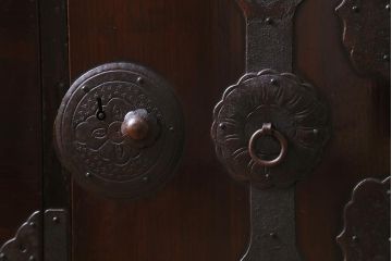 アンティーク家具　明治大正期　前面栗材　漆塗り　重厚な雰囲気が格好いい最上箪笥(衣装箪笥、時代箪笥、チェスト)(R-042330)
