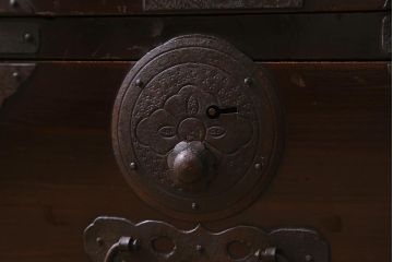 アンティーク家具　明治大正期　前面栗材　漆塗り　重厚な雰囲気が格好いい最上箪笥(衣装箪笥、時代箪笥、チェスト)(R-042330)