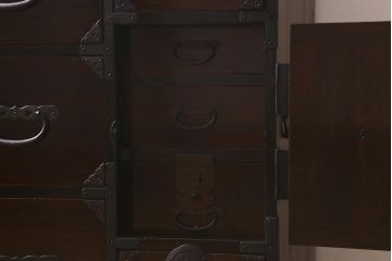 アンティーク家具　明治大正期　前面栗材　漆塗り　重厚な雰囲気が格好いい最上箪笥(衣装箪笥、時代箪笥、チェスト)(R-042330)