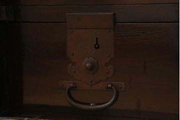 アンティーク家具　明治大正期　前面栗材　漆塗り　重厚な雰囲気が格好いい最上箪笥(衣装箪笥、時代箪笥、チェスト)(R-042330)