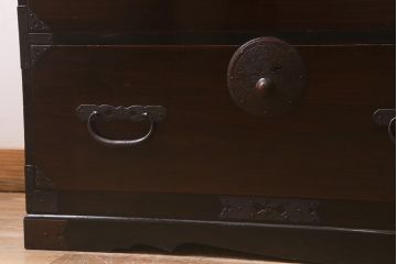 アンティーク家具　明治大正期　前面栗材　漆塗り　重厚な雰囲気が格好いい最上箪笥(衣装箪笥、時代箪笥、チェスト)(R-042330)