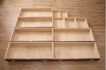 中古　国産　隠し付き　並厚　在銘　輪島塗りの引き戸がおしゃれな三つ重ね総桐箪笥(和タンス、衣装箪笥、桐たんす)(R-042333)