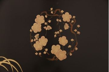 中古　国産　隠し付き　並厚　在銘　輪島塗りの引き戸がおしゃれな三つ重ね総桐箪笥(和タンス、衣装箪笥、桐たんす)(R-042333)
