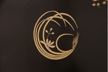 中古　国産　隠し付き　並厚　在銘　輪島塗りの引き戸がおしゃれな三つ重ね総桐箪笥(和タンス、衣装箪笥、桐たんす)(R-042333)