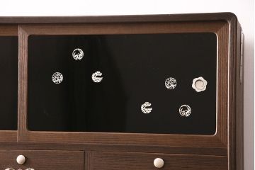 中古　国産　隠し付き　並厚　在銘　輪島塗りの引き戸がおしゃれな三つ重ね総桐箪笥(和タンス、衣装箪笥、桐たんす)(R-042333)