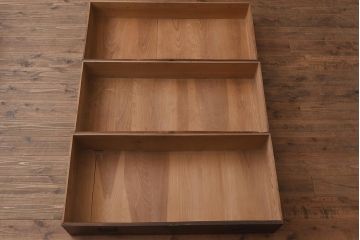 アンティーク家具　和製アンティーク　昭和初期　厚みのある金具が印象的な重ね箪笥(衣装箪笥、引き出し)(R-042336)