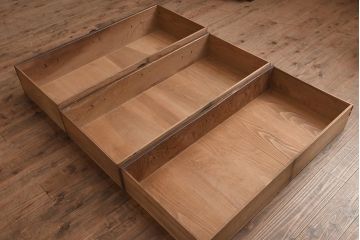 アンティーク家具　和製アンティーク　昭和初期　厚みのある金具が印象的な重ね箪笥(衣装箪笥、引き出し)(R-042336)