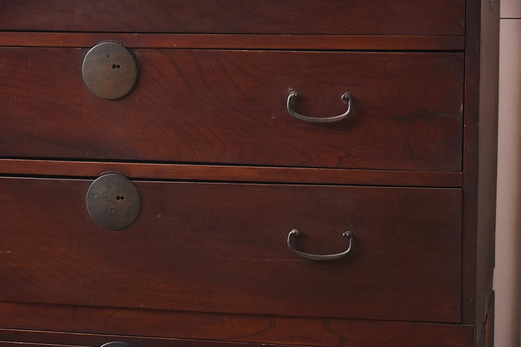 アンティーク家具　和製アンティーク　昭和初期　厚みのある金具が印象的な重ね箪笥(衣装箪笥、引き出し)(R-042336)