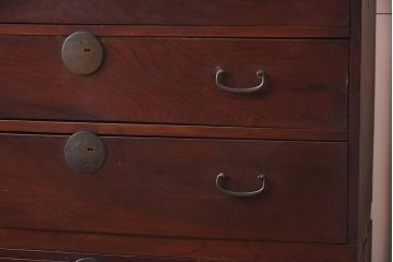 アンティーク家具　和製アンティーク　昭和初期　厚みのある金具が印象的な重ね箪笥(衣装箪笥、引き出し)(R-042336)