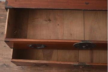 アンティーク家具　米沢箪笥　ケヤキ材　漆塗り　蝶覆輪金具が目を引く衣装箪笥(引き出し、ローチェスト)(R-042337)